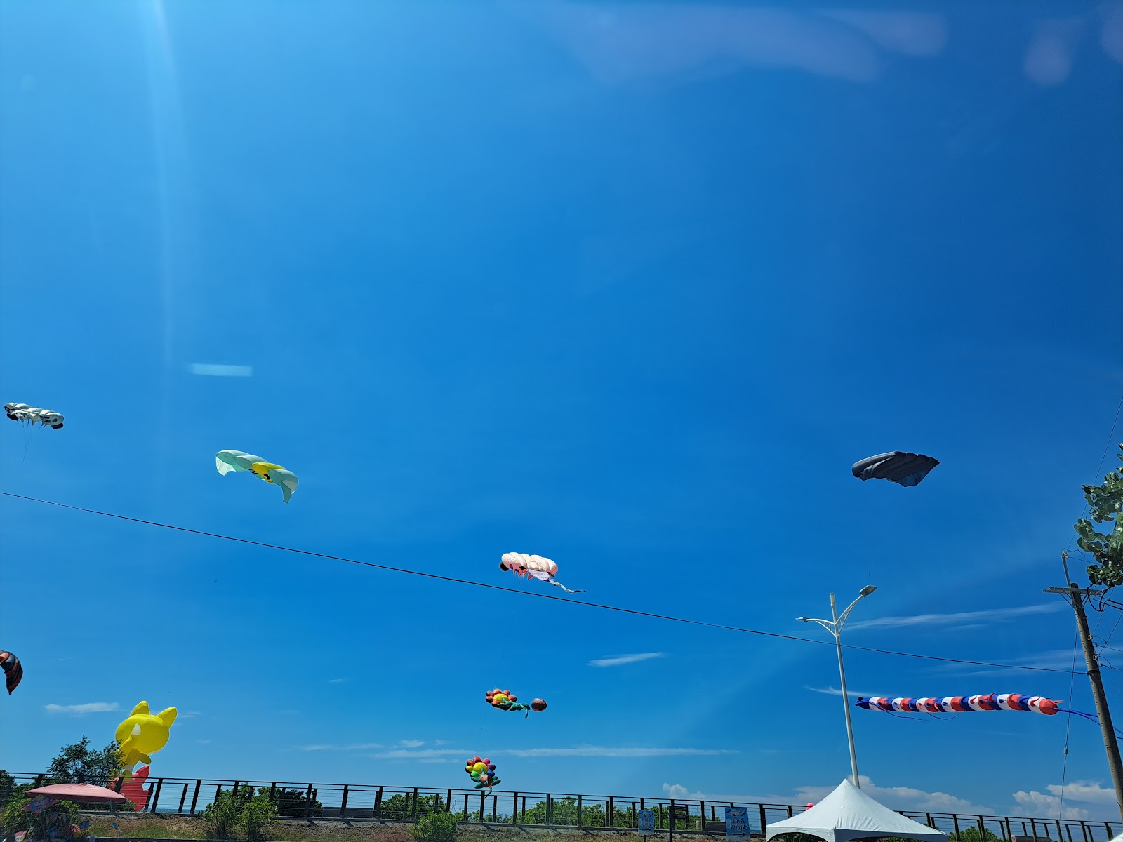 台中大安海水浴場藍天下彩色巨型充氣氣球風箏飄揚