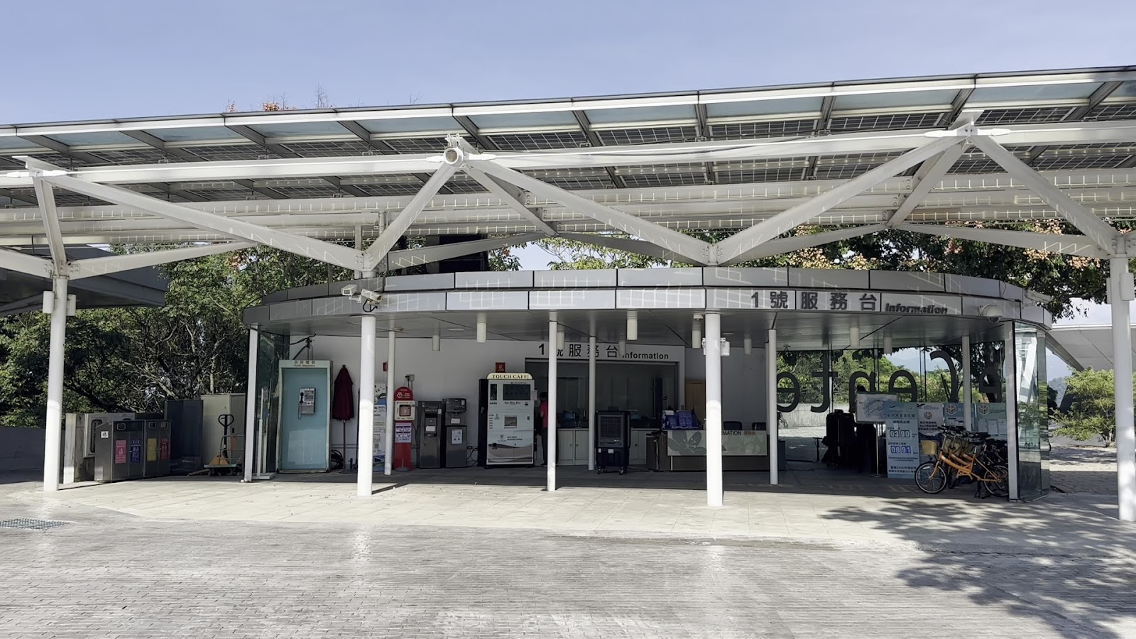 臺灣客家文化館1號服務台太陽能板屋頂涼亭白色支柱藍天苗栗銅鑼景點