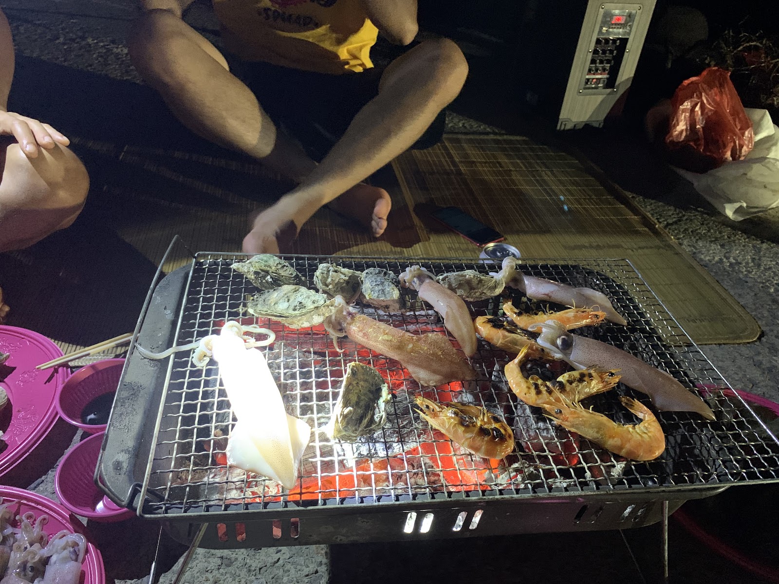 台中大安海水浴場夜晚海灘烤肉蝦蟹花枝炭火
