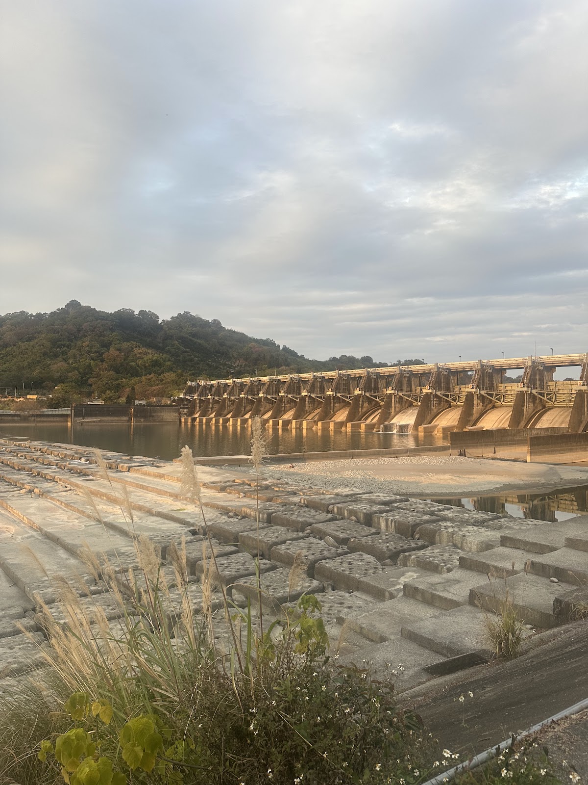 石岡水壩消力池消波塊近景，921地震後重建工程，石岡區台中旅遊