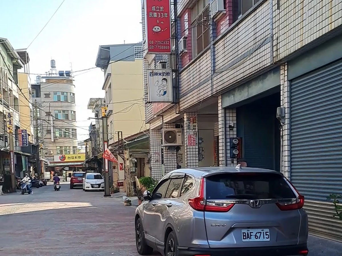 里港老街紅磚路面與兩旁老式店家