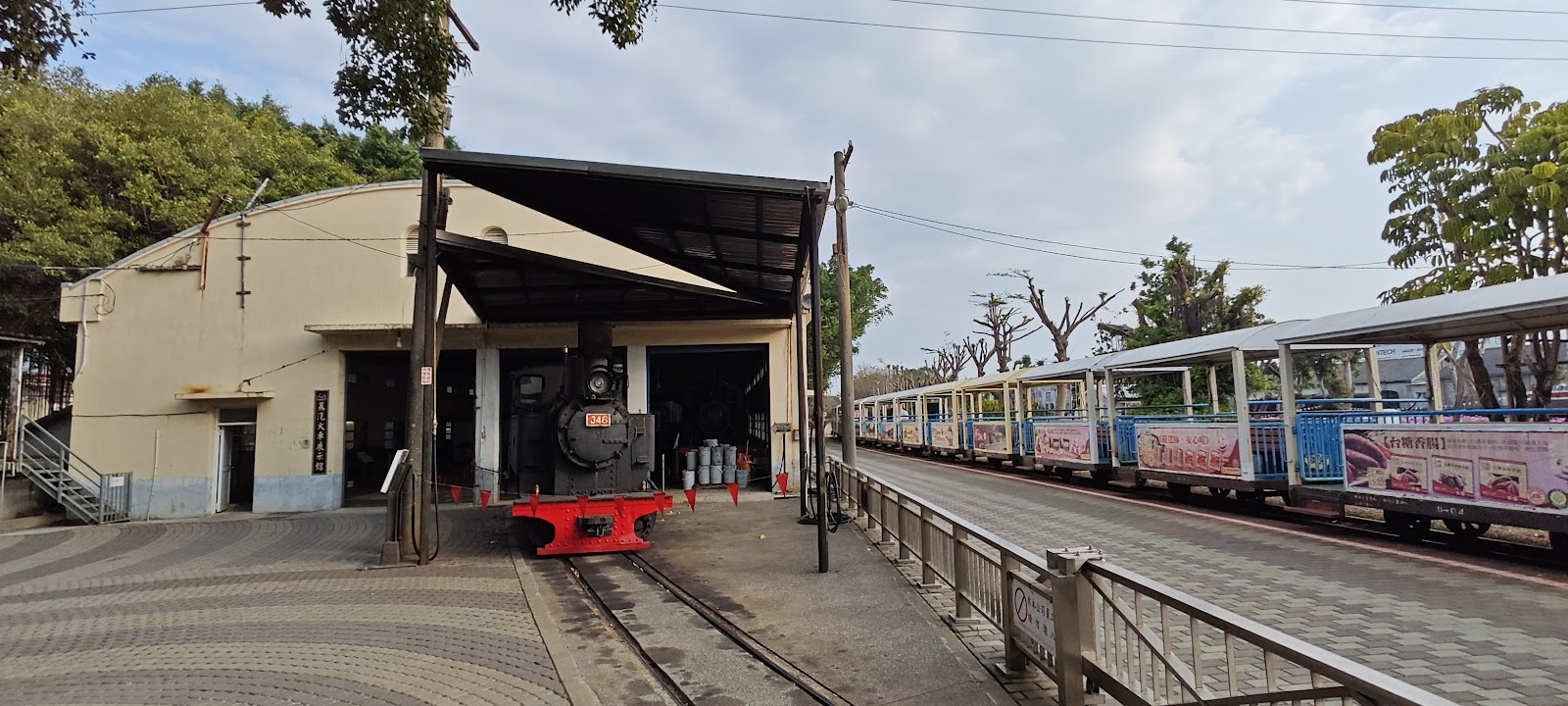 溪湖糖廠346蒸汽火車在庫房，旁邊彩色五分車等候在月台