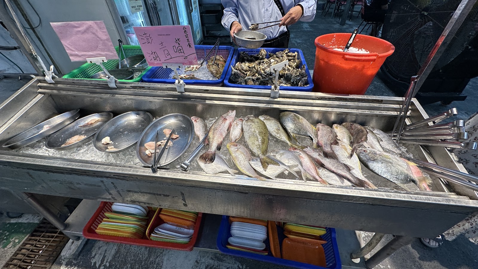 阿香澎湖碳烤新鮮海產自助冰台,石斑魚鯛魚整齊排列