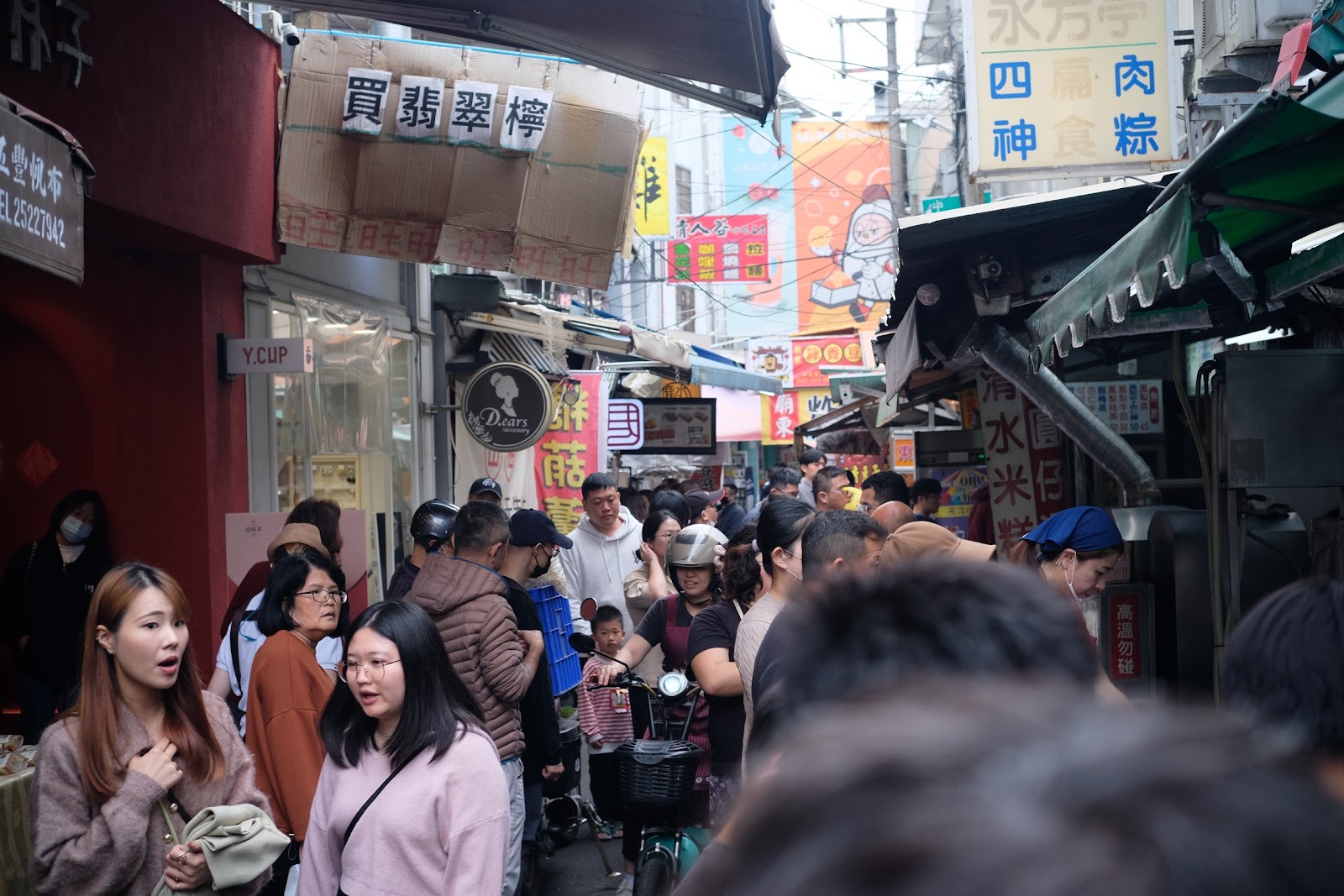 豐原廟東夜市巷弄擠滿人潮,兩側商家招牌林立,遊客摩肩接踵