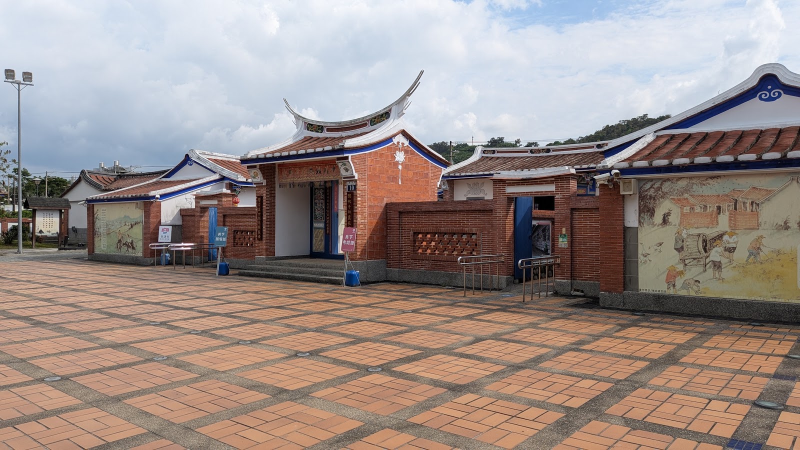土牛客家文化館建築外觀，傳統紅磚瓦屋頂，台中石岡免費景點