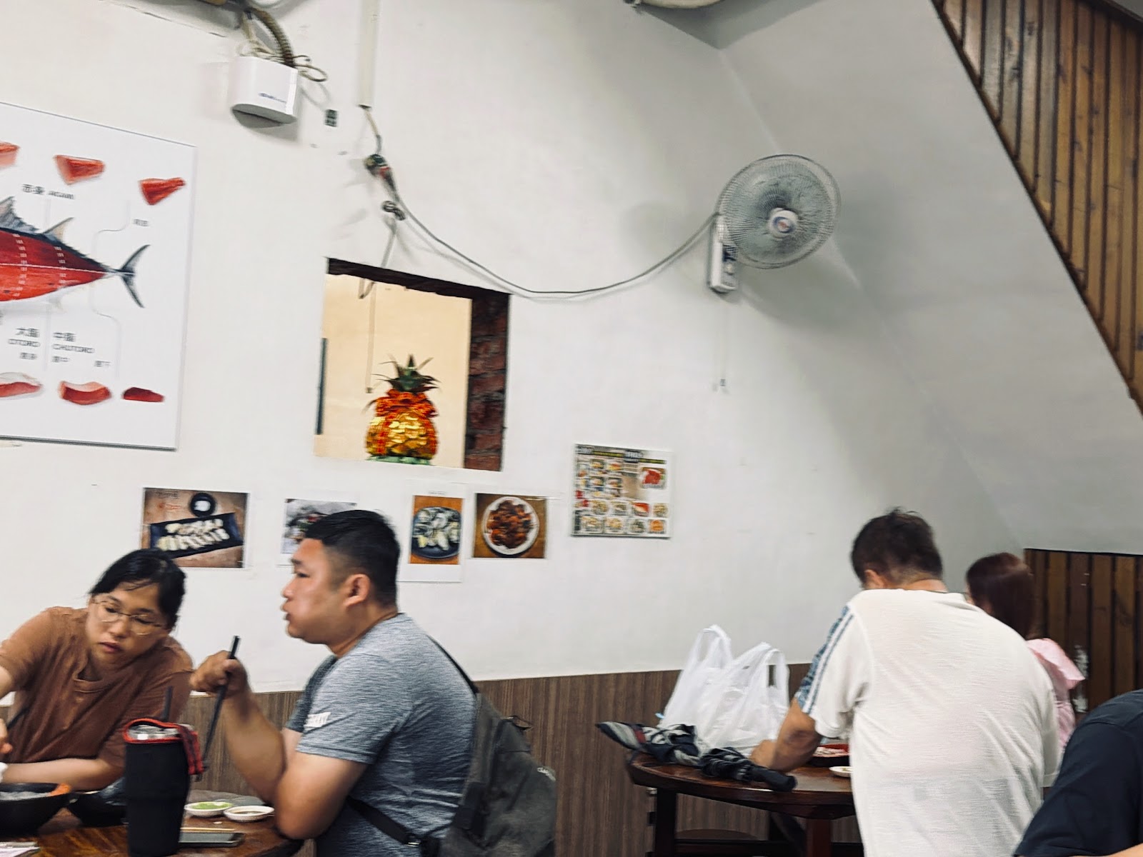 興達港觀光漁市室內用餐區,遊客大快朵頤