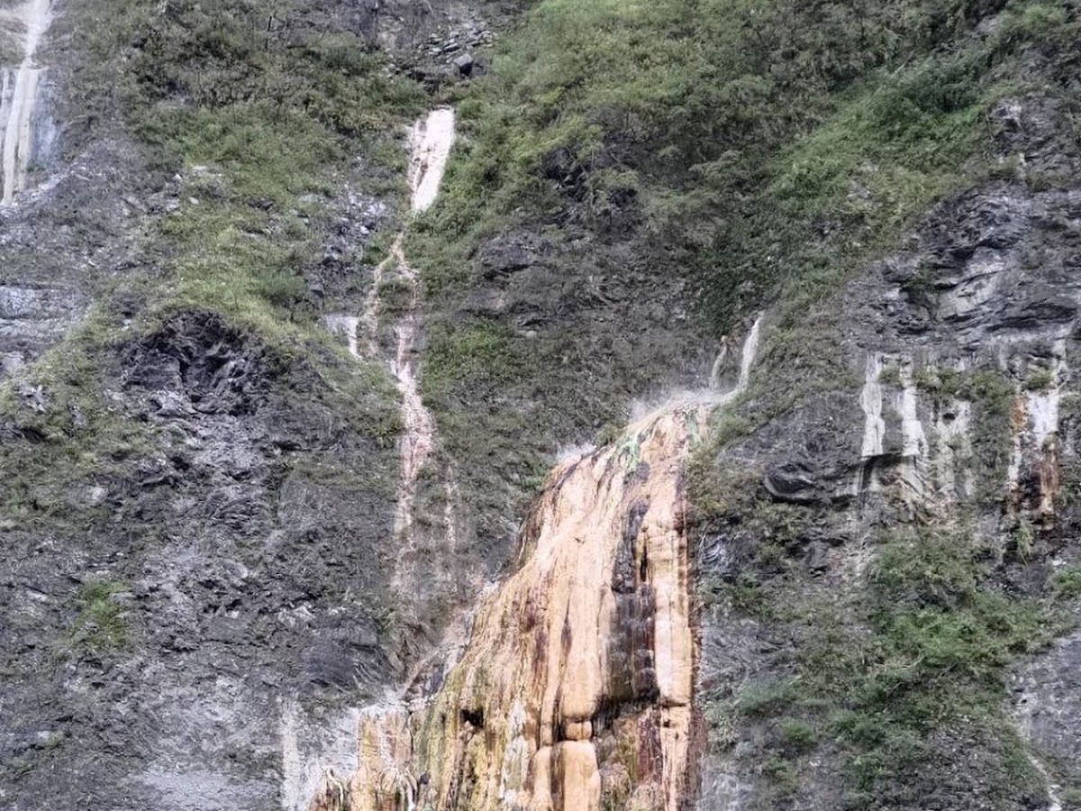 霧鹿溫泉橙黃色硫磺溫泉水沿石灰岩壁滲流，台東海端鄉野溪溫泉
