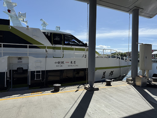 小琉球海岸與遊客活動畫面