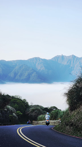 陽明山國家公園霧氣瀰漫山景