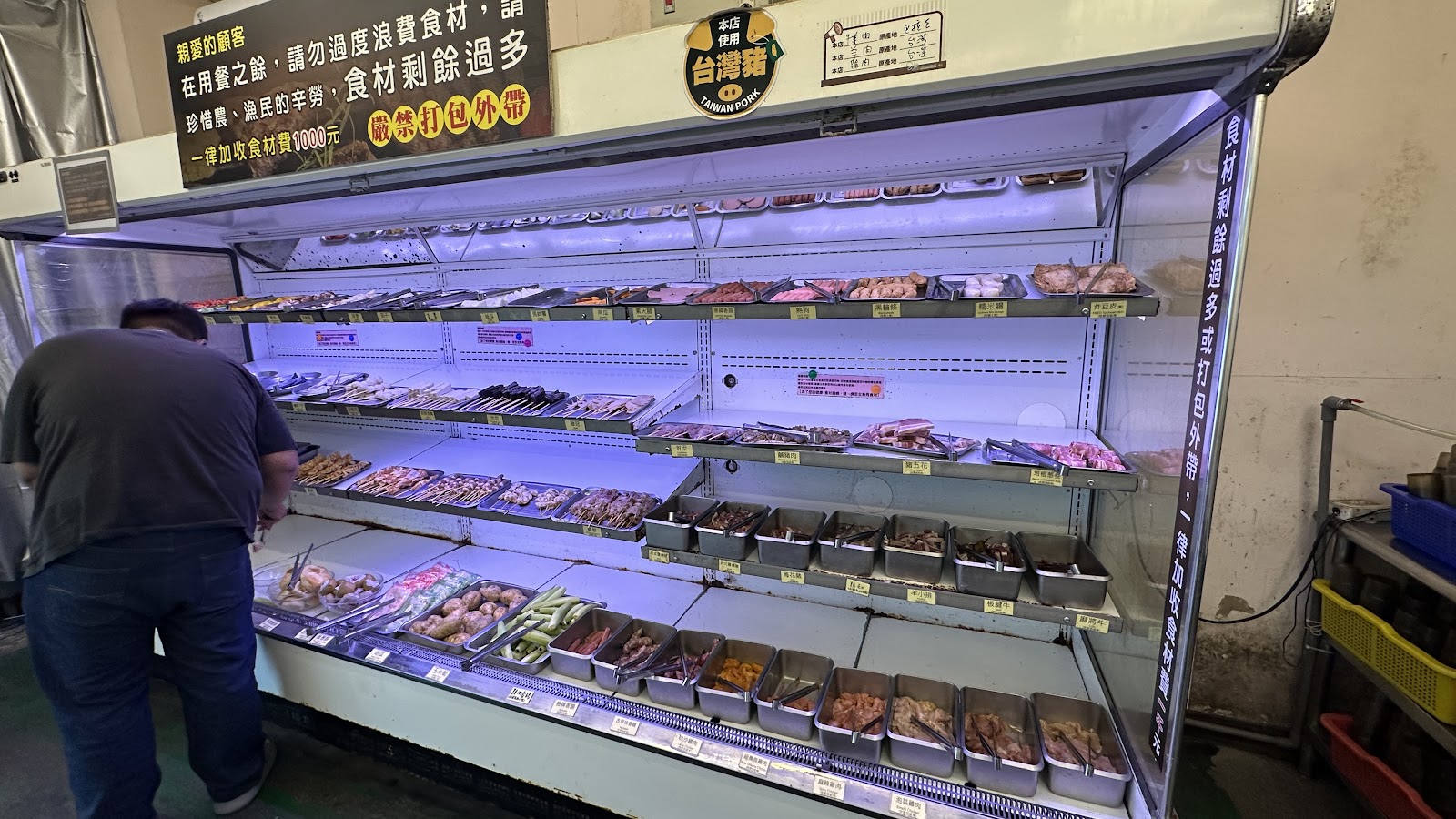 阿香澎湖碳烤自助食材冰台,台灣豬標誌,串燒蔬菜排列整齊