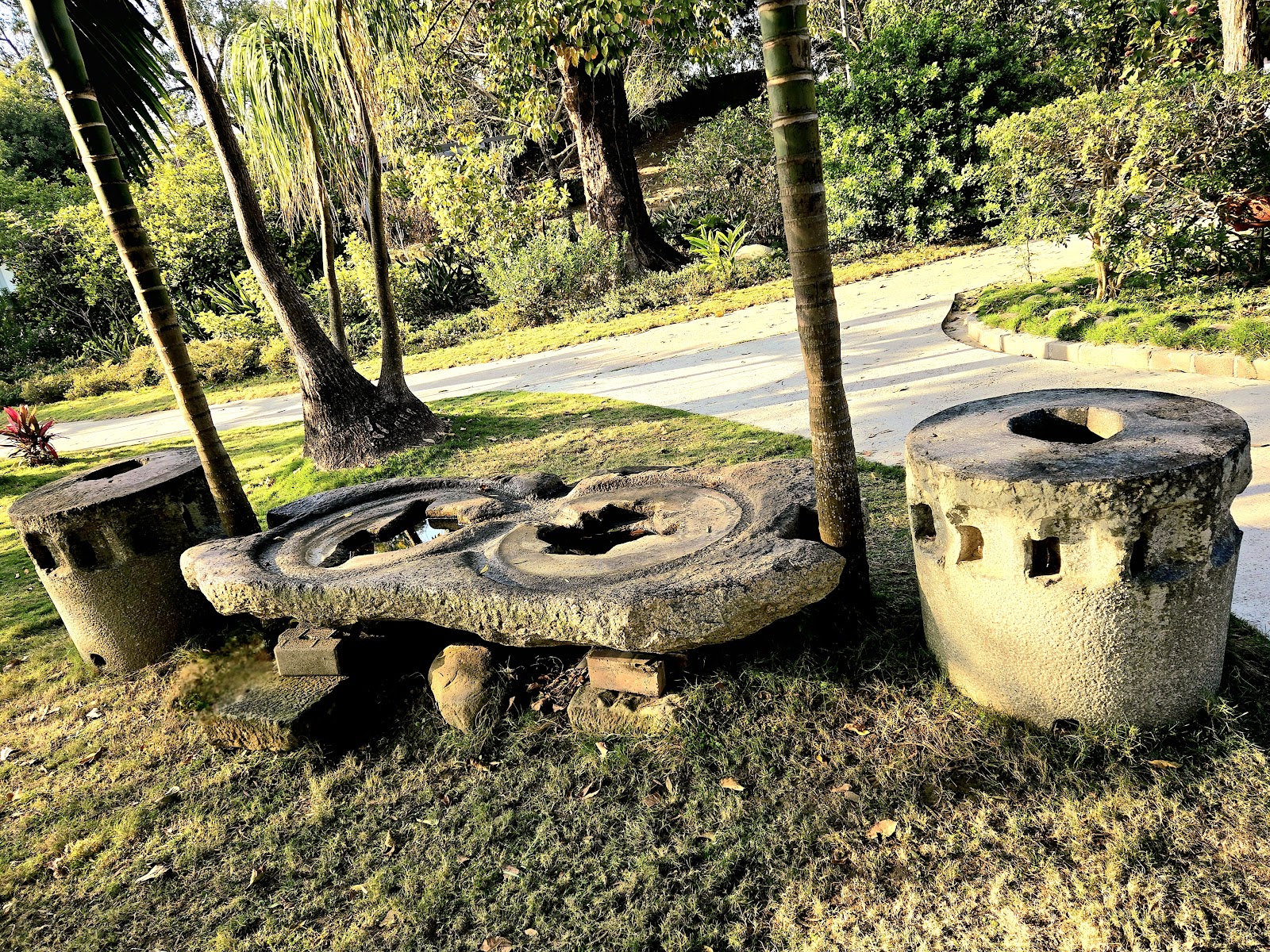 三秀園花園古石磨農具展示,台灣農村文物,大埤景點