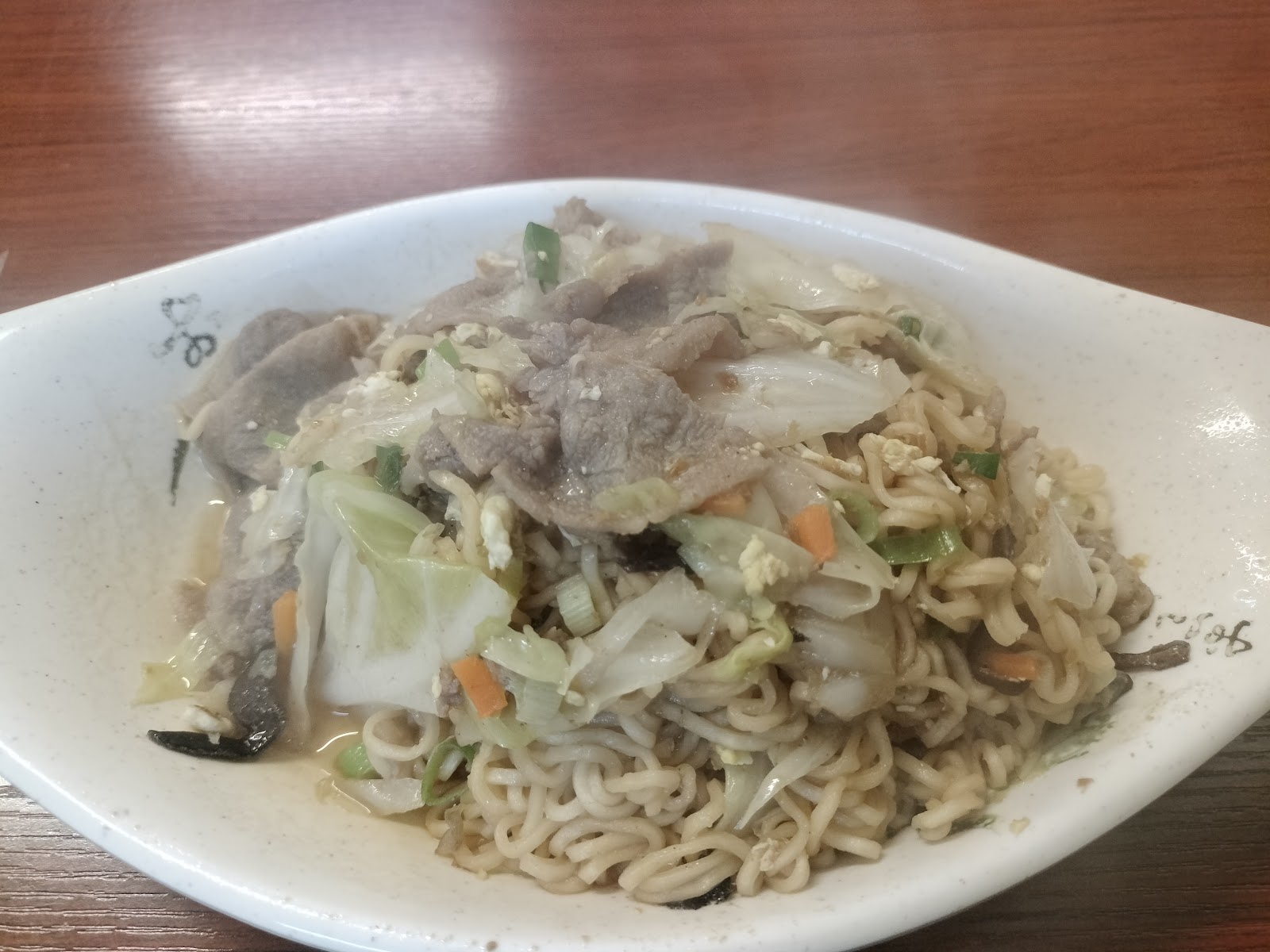 中壢觀光夜市炒麵配豬肉，份量紮實口感香嫩