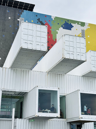 花蓮洄瀾門市不同角度的貨櫃建築造型