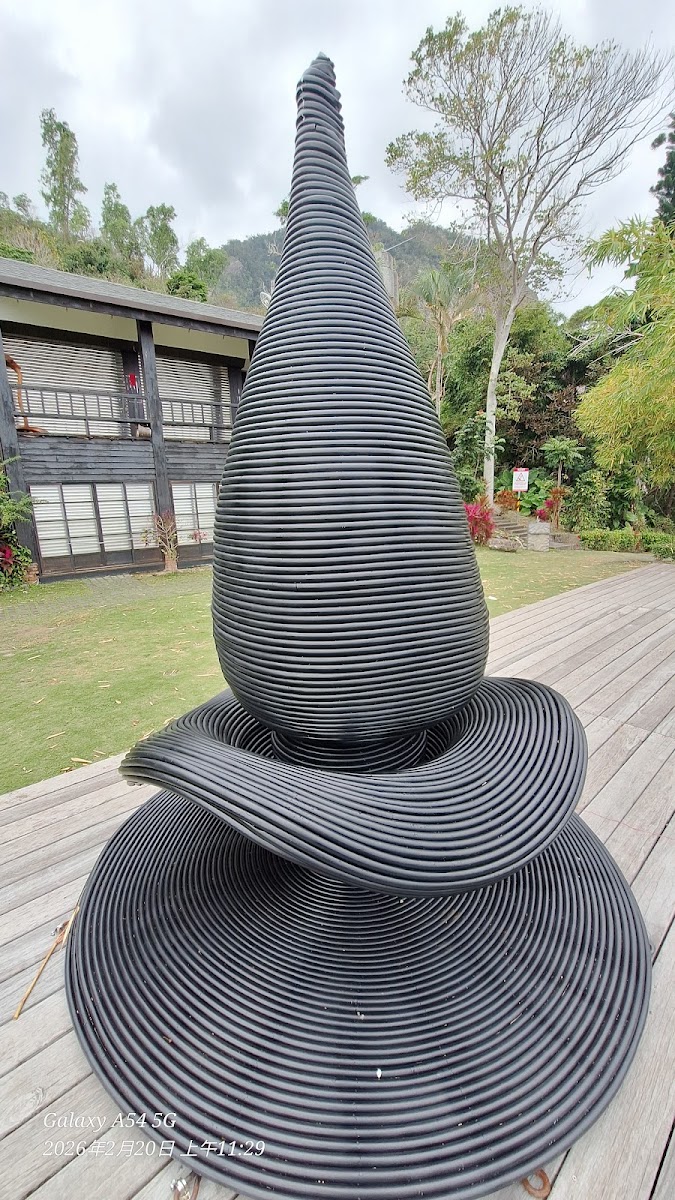 月光小棧戶外展示的螺旋狀金屬雕塑藝術品,環境清幽自然