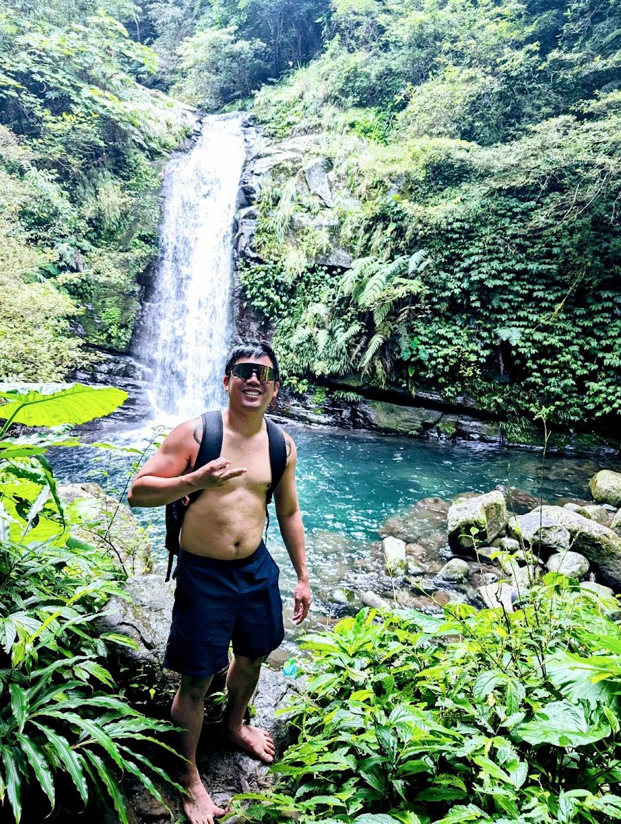 鴛鴦谷瀑布藍綠色水潭與瀑布全景