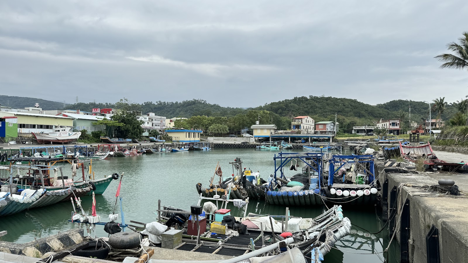 大武漁港全景,漁船停靠碼頭,遠方為青翠中央山脈