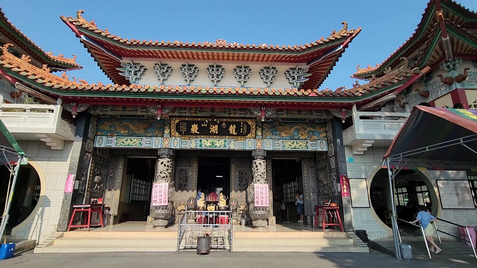 赤山龍湖巖正門全景,傳統閩南式廟宇建築,藍天背景