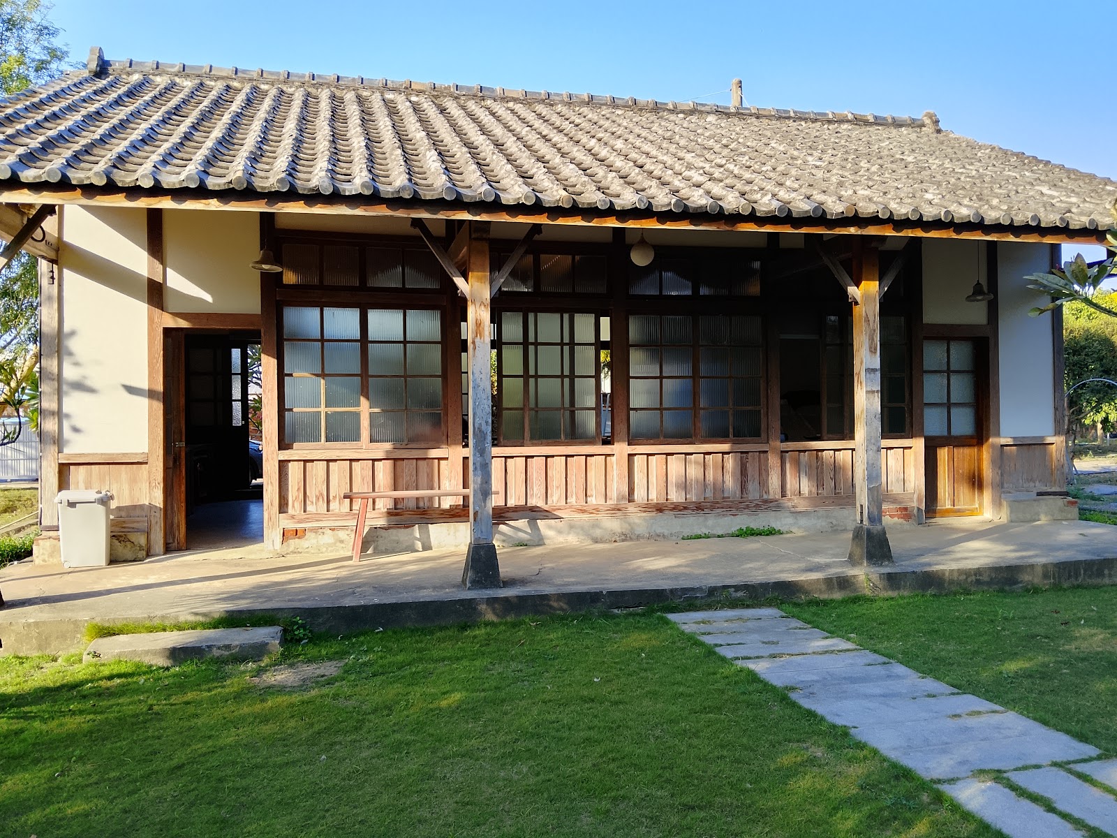 三秀園日式老建築外觀,瓦頂木柱,綠色草坪,雲林大埤景點