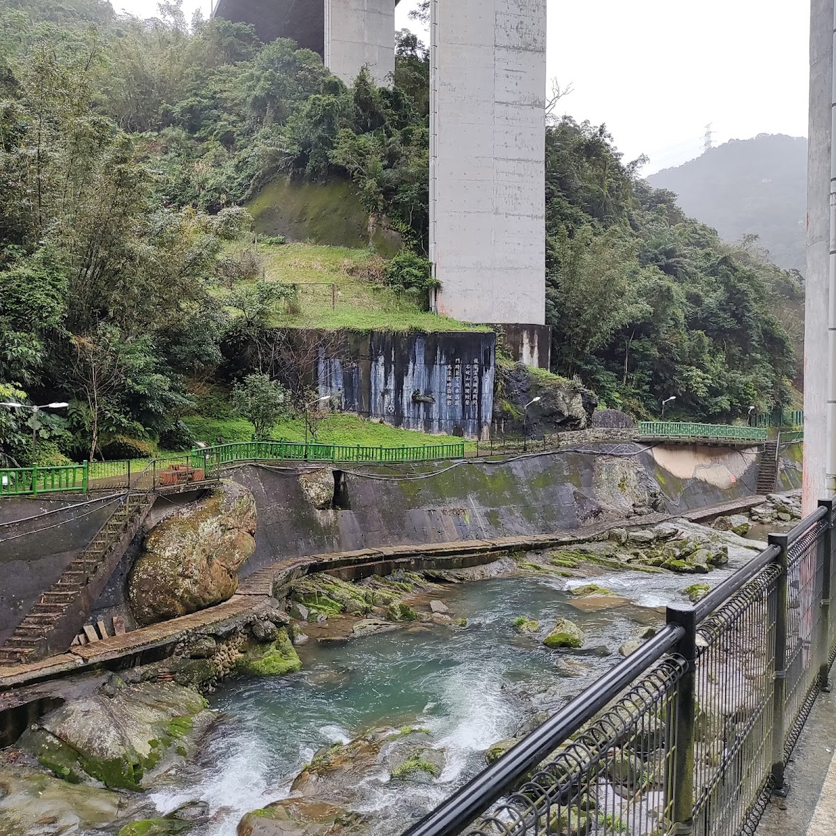 烏塗溪步道溪流清澈高架橋墩護欄步道