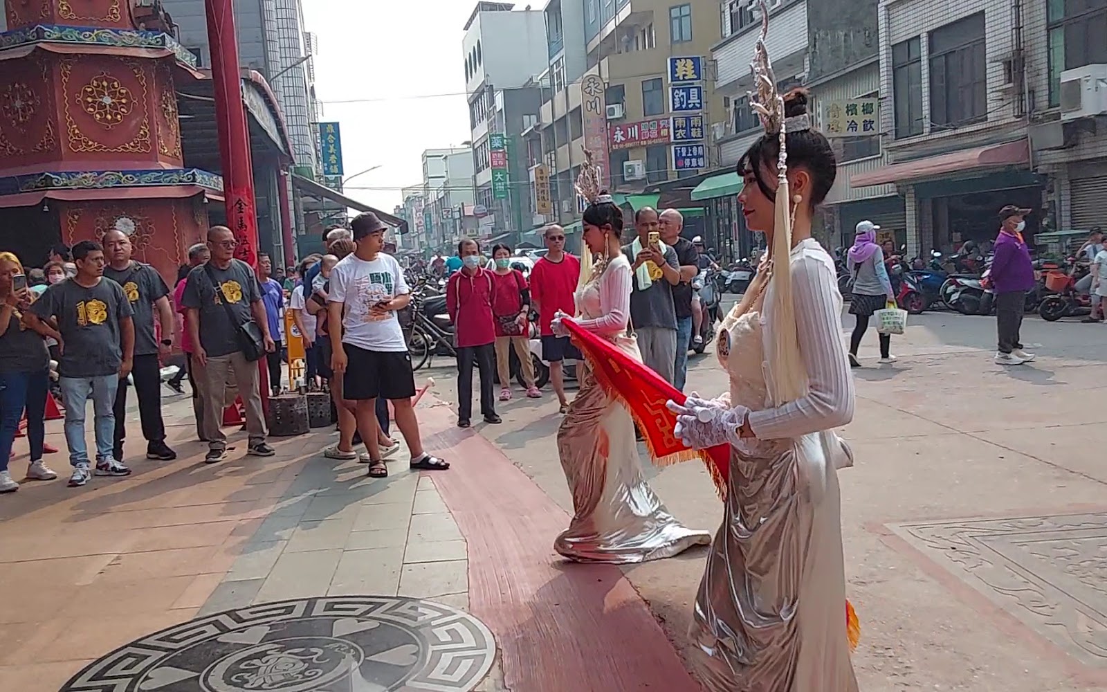 下營北極殿慶典，神明服飾演員在廟前廣場表演遶境