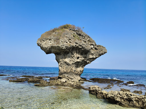 小琉球海岸邊的礁石與浪花景色