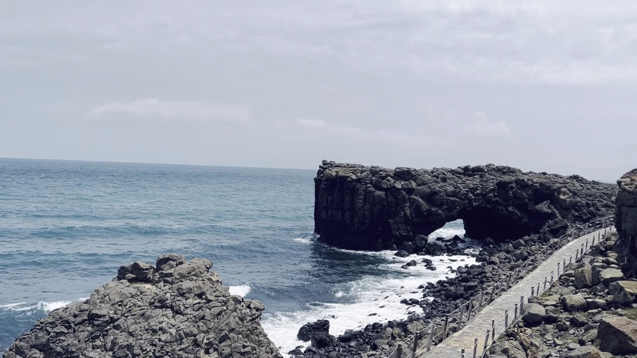 鯨魚洞玄武岩拱門側面遠景 小門嶼海蝕地形 澎湖西嶼鯨魚洞步道