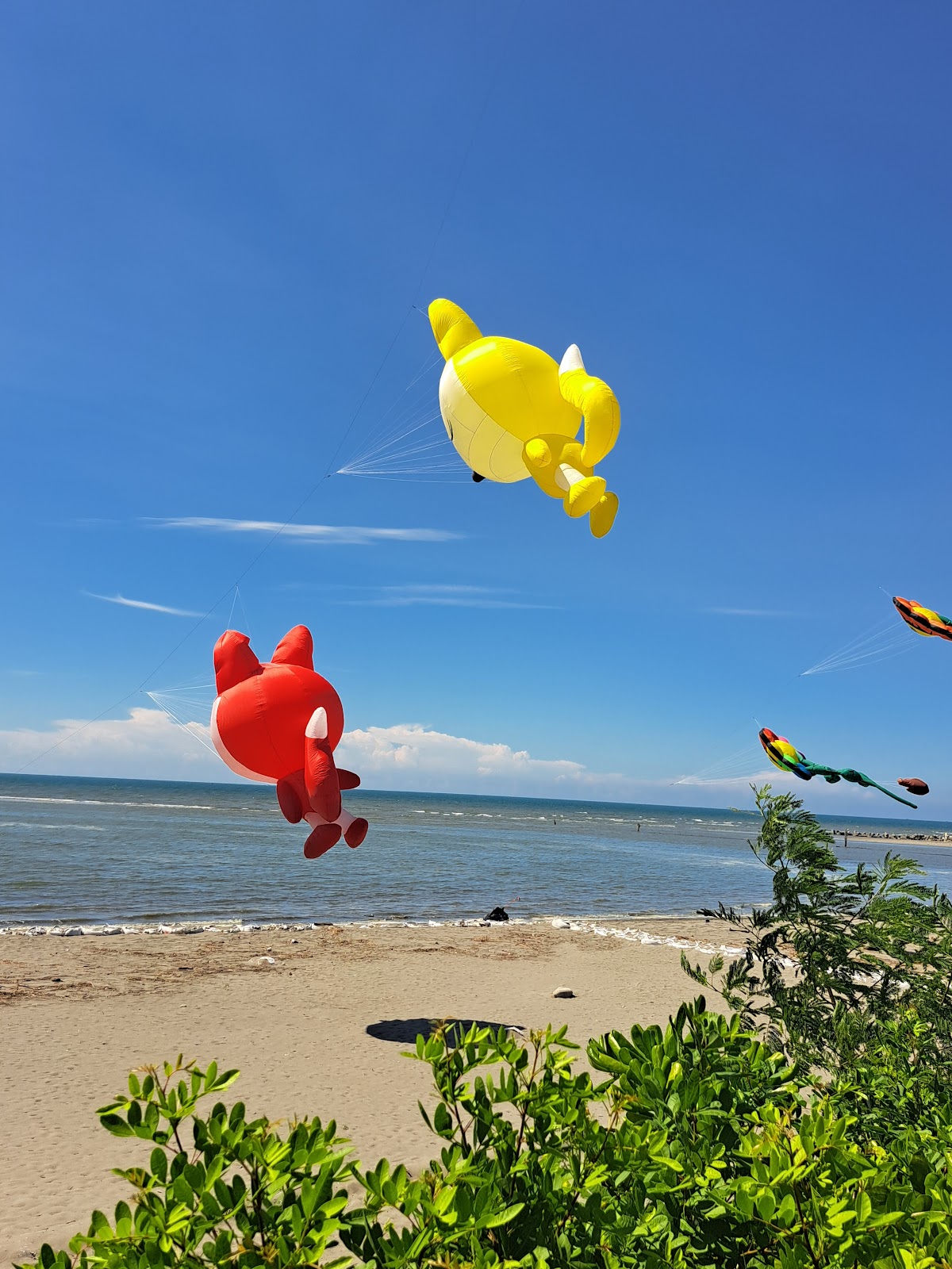 台中大安海水浴場沙灘充氣藝術裝置紅黃卡通造型氣球