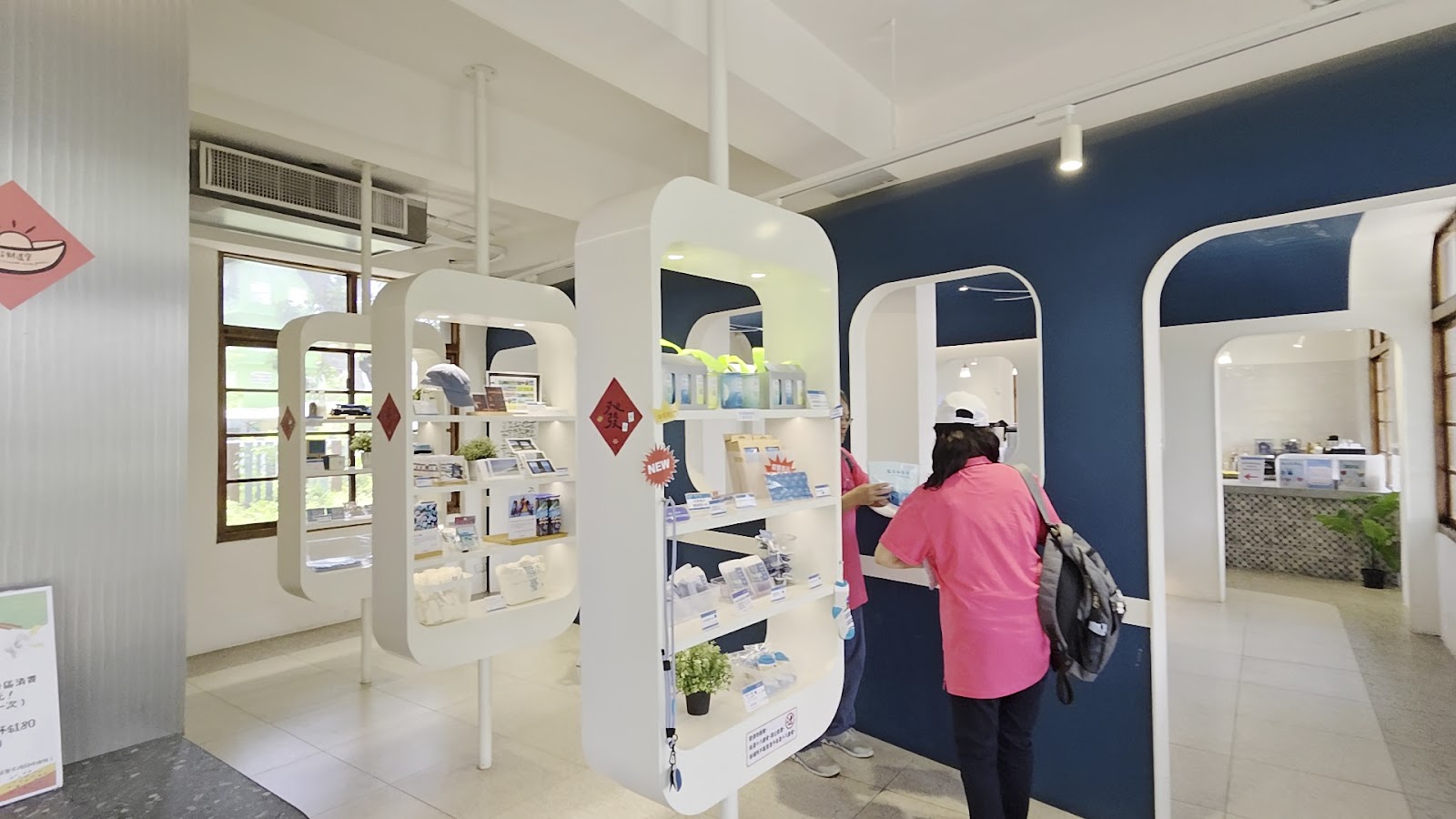 屏東枋寮藍皮意象館文創商品區白色橢圓展架陳列各式藍皮主題商品