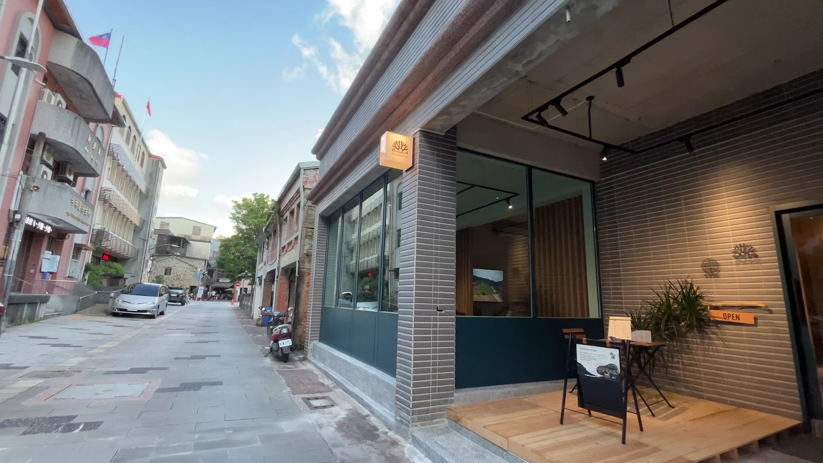 坪林老街現代茶館咖啡廳入口,OPEN招牌,街道縱深,傳統與現代融合