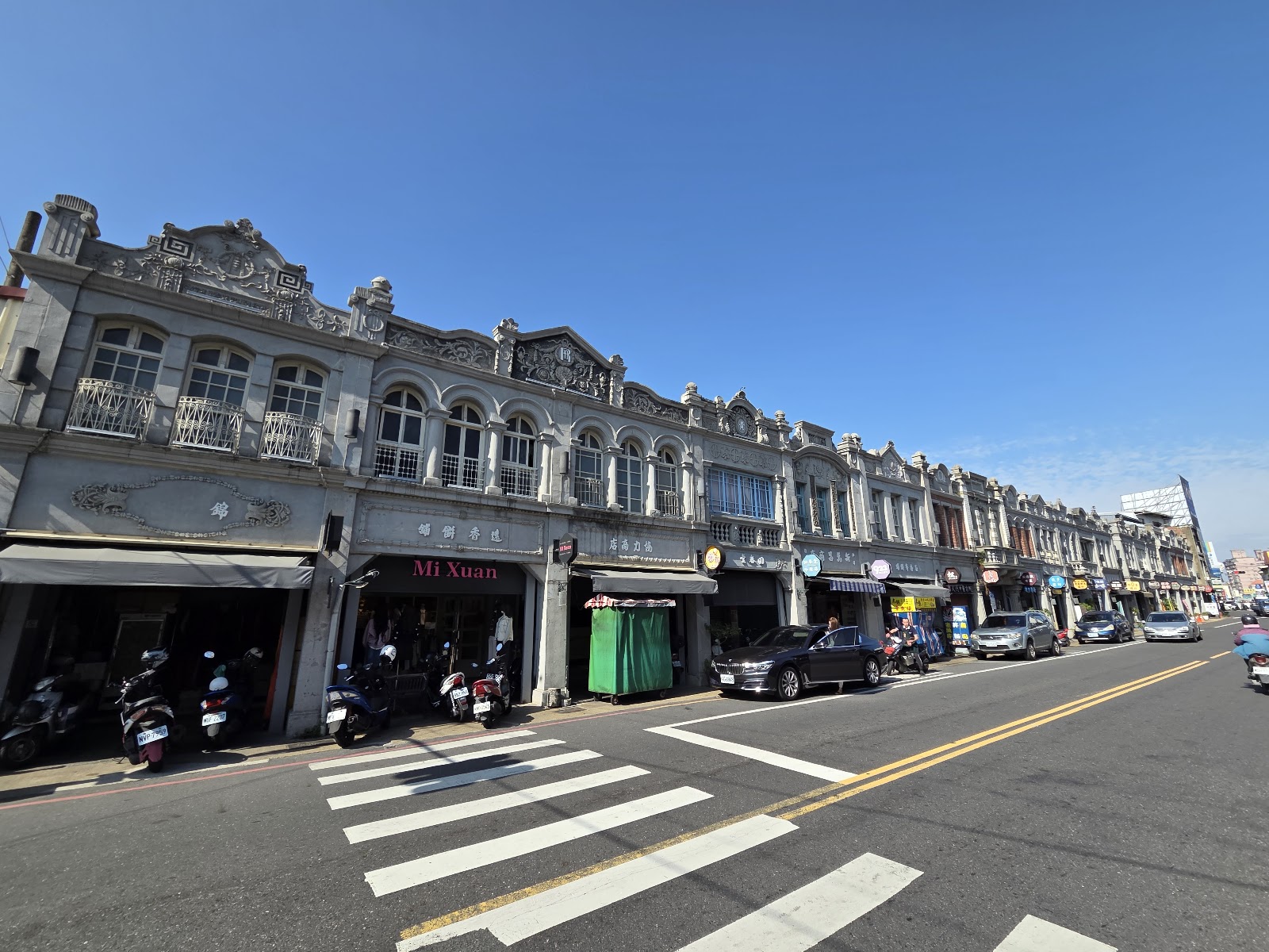 新化老街日式巴洛克街屋精緻雕飾立面,晴空藍天