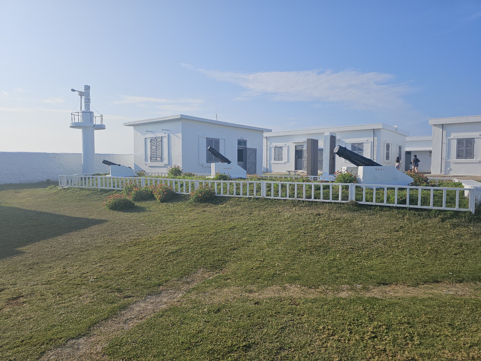漁翁島燈塔庭院全景 白色燈塔 西嶼燈塔草坪