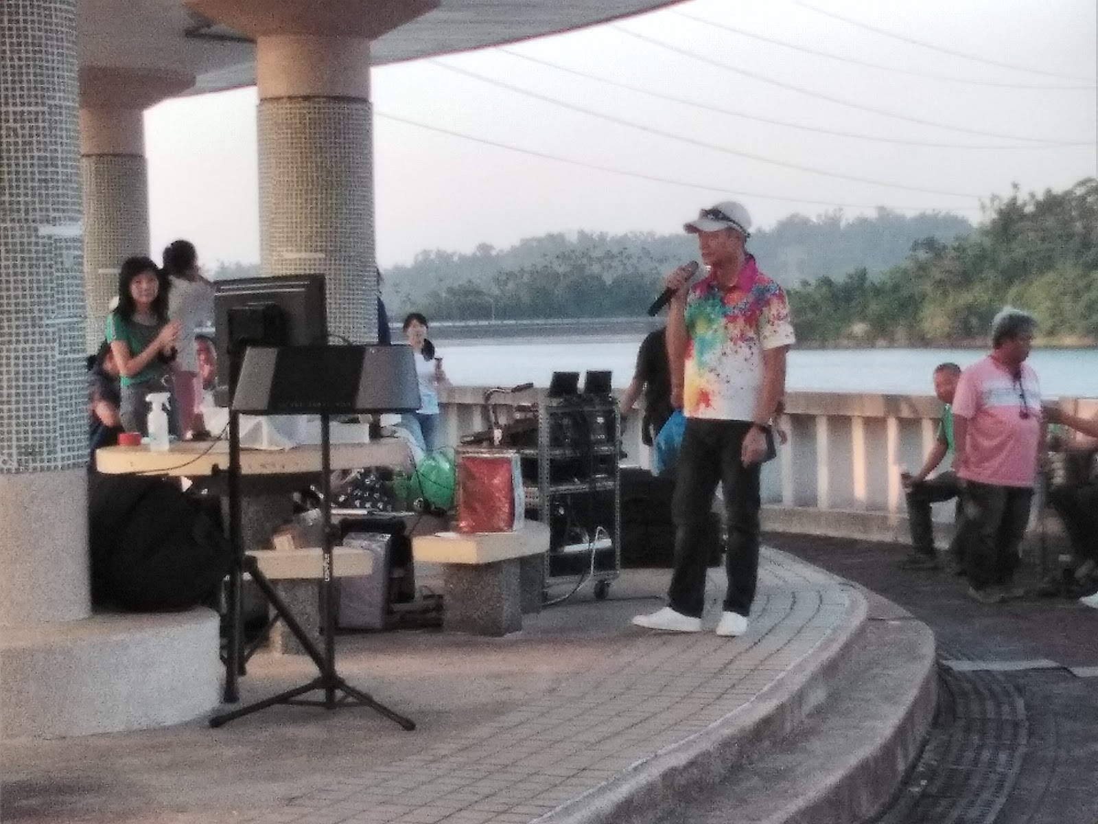 仁義潭水庫湖邊廣場舉辦戶外表演活動，背景可見湖水