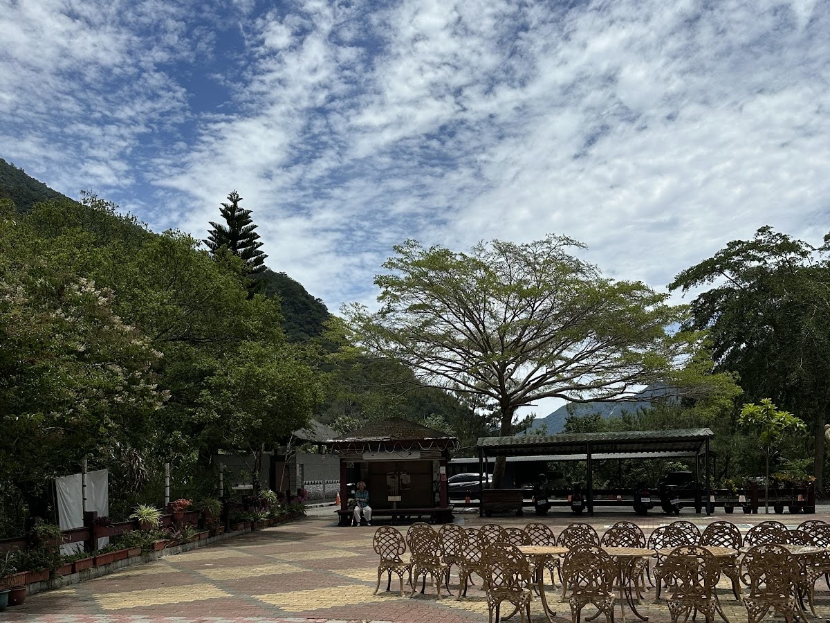 天龍吊橋旁戶外廣場大樹綠蔭，台東海端鄉南橫公路景點休憩區