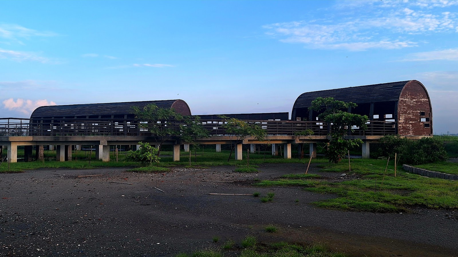 茄萣濕地公園拱頂廊道建築,晨光藍天