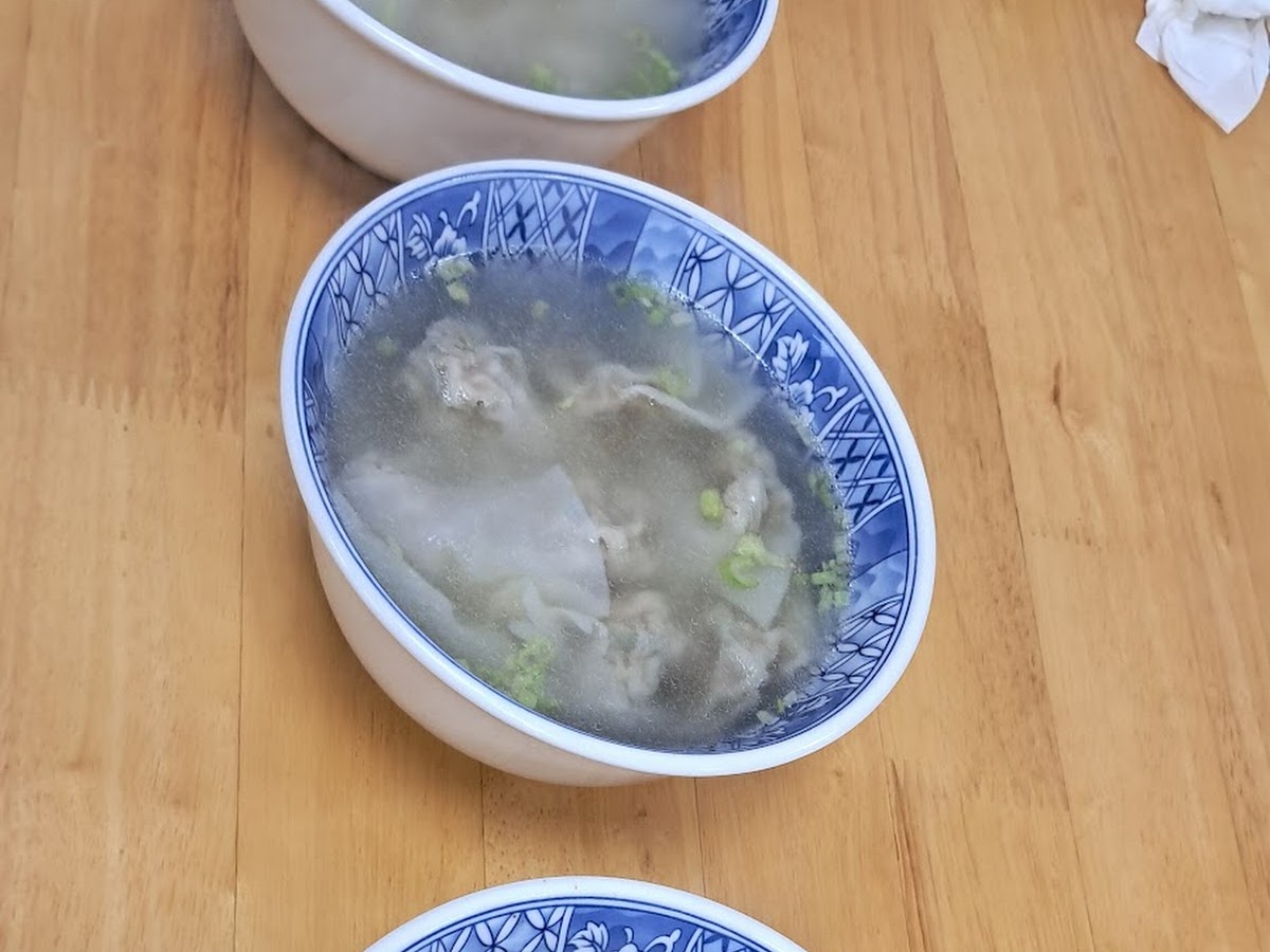 文富餛飩豬腳三碗扁食湯排成一列