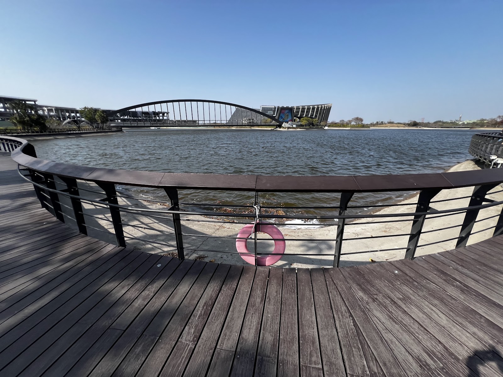 故宮南院湖邊木質棧道，寬月橋和博物館遠景，晴天藍天
