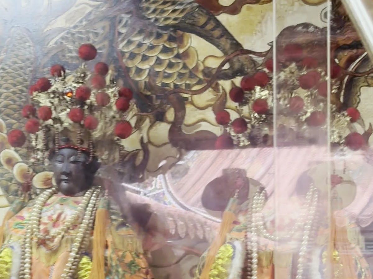三仙亭三山國王神像特寫,金色袍服,精緻頭冠,雲林大埤廟宇