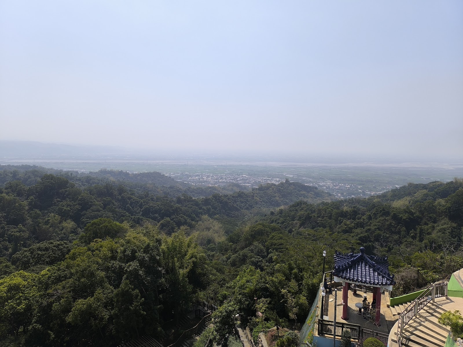 從松柏嶺受天宮俯瞰山下翠綠茶園與彰南平原的壯闊景色