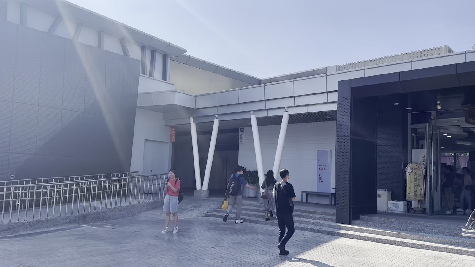 臺灣客家文化館主館入口外觀遊客進出白色V形支柱台灣客家文化園區
