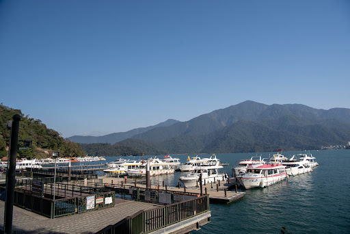 日月潭水社碼頭旅人實拍碼頭與湖岸商圈風景