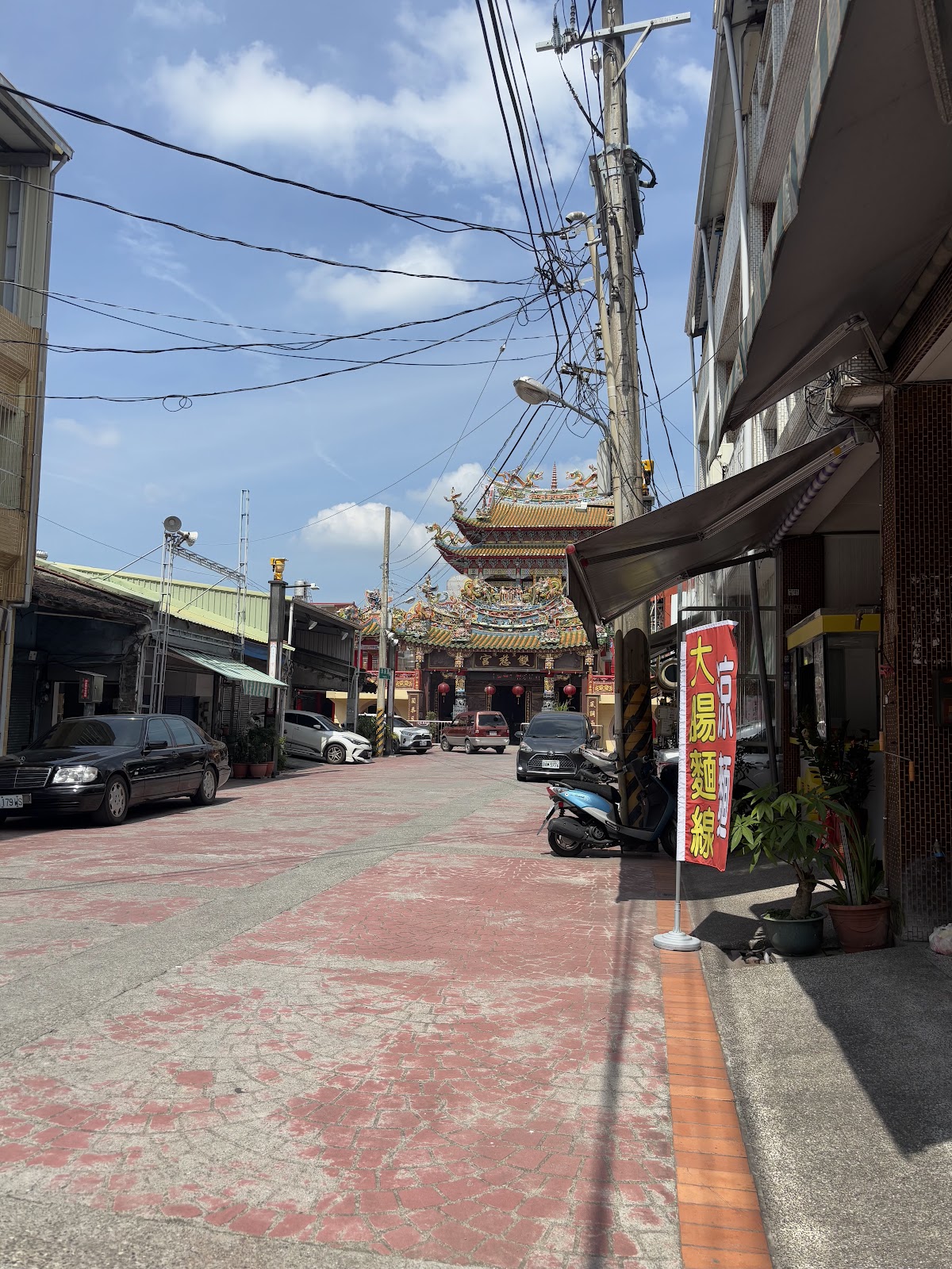 里港老街仁和路，遠端可見廟宇方向