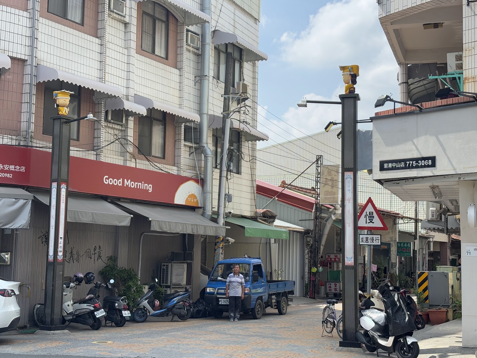 里港老街轉角口，卡通燈柱與咖啡廳交會