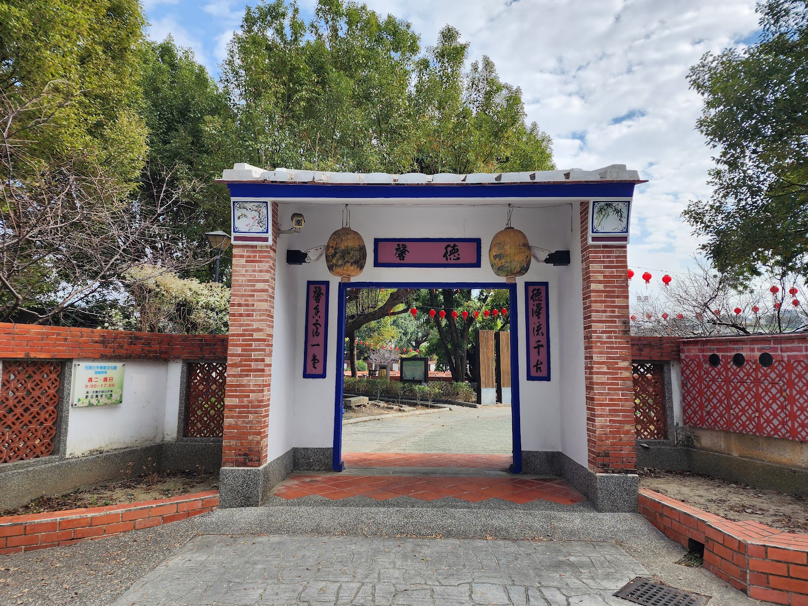 土牛客家文化館德馨堂門樓紅磚拱門，客家建築特色，石岡旅遊