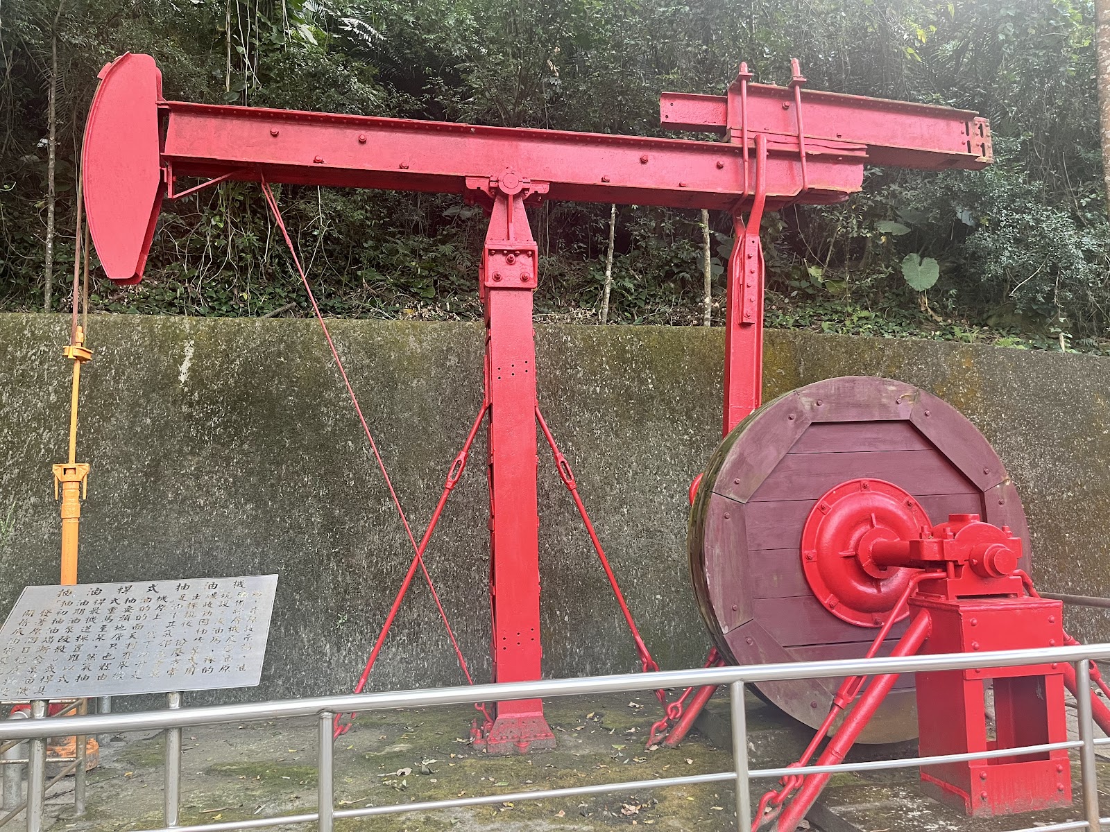 出磺坑紅色搖擺式採油機,台灣礦業歷史展示