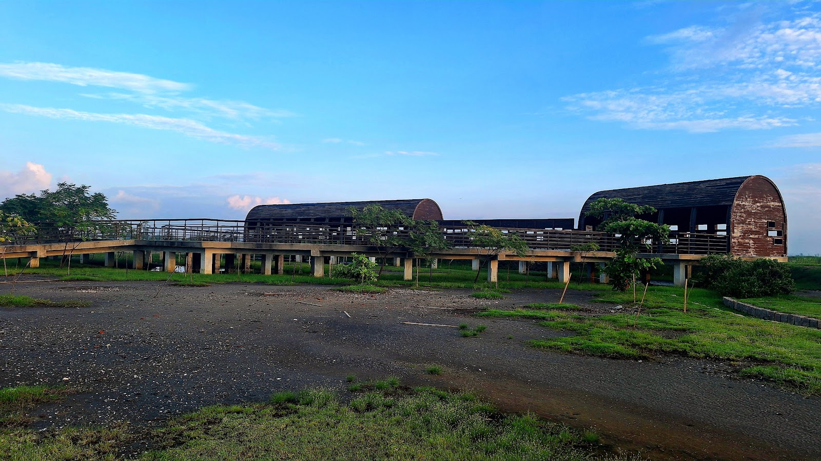 茄萣濕地公園廣角全景,廊道建築群與廣闊草地