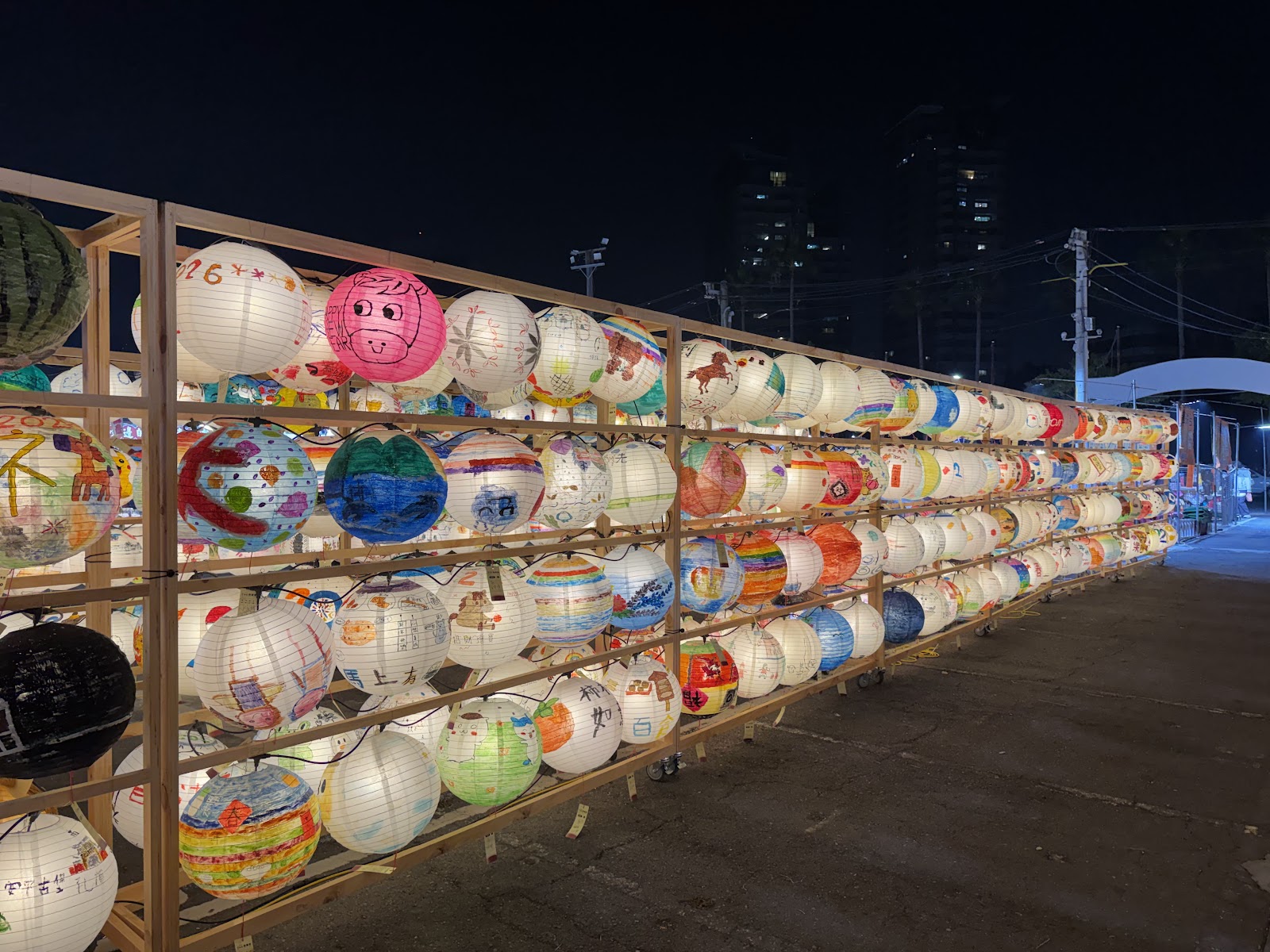台南大東夜市花燈展示，多層五彩手繪燈籠在夜色中光彩奪目