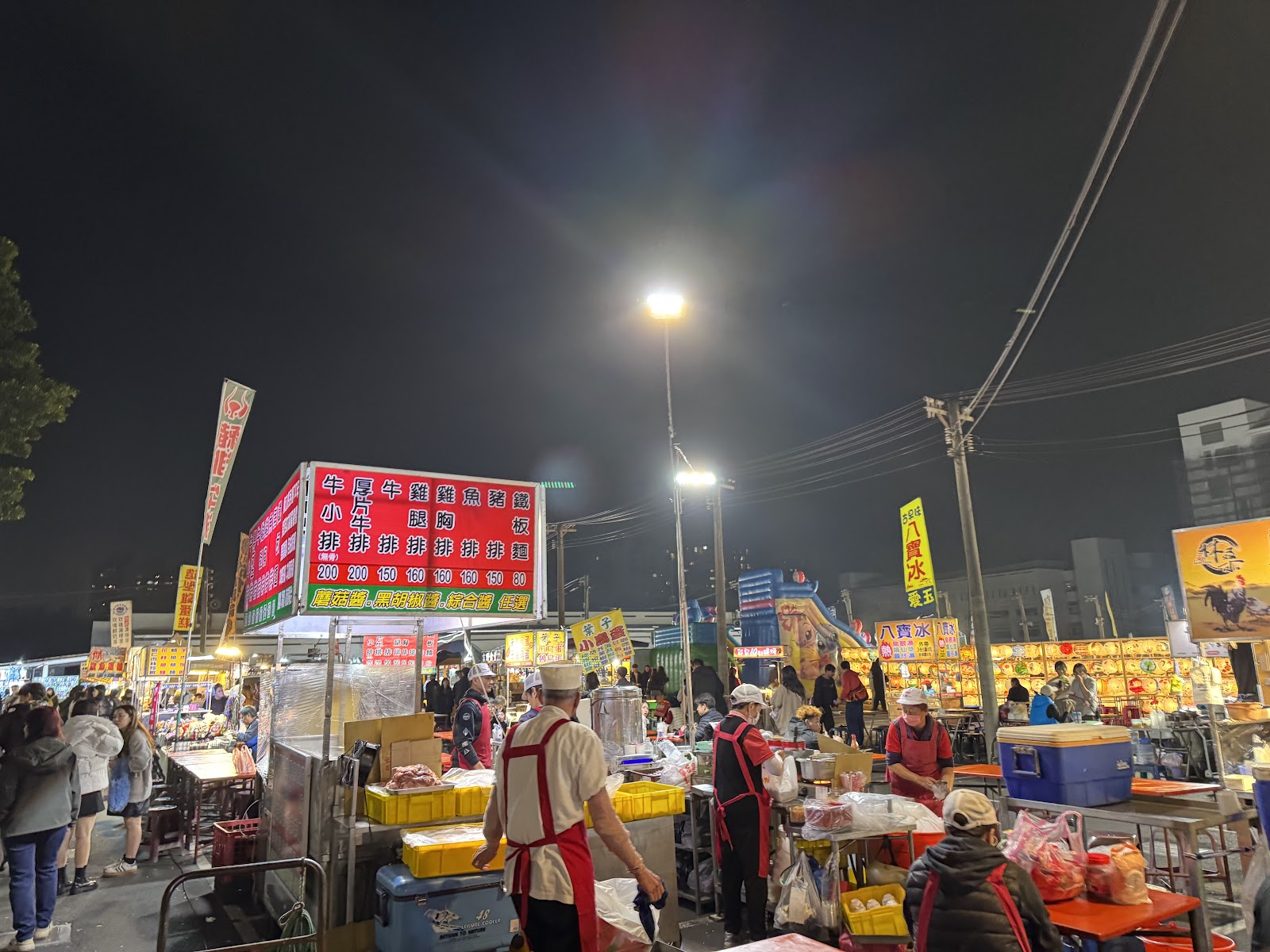台南大東夜市攤販招牌林立，各式美食選擇豐富