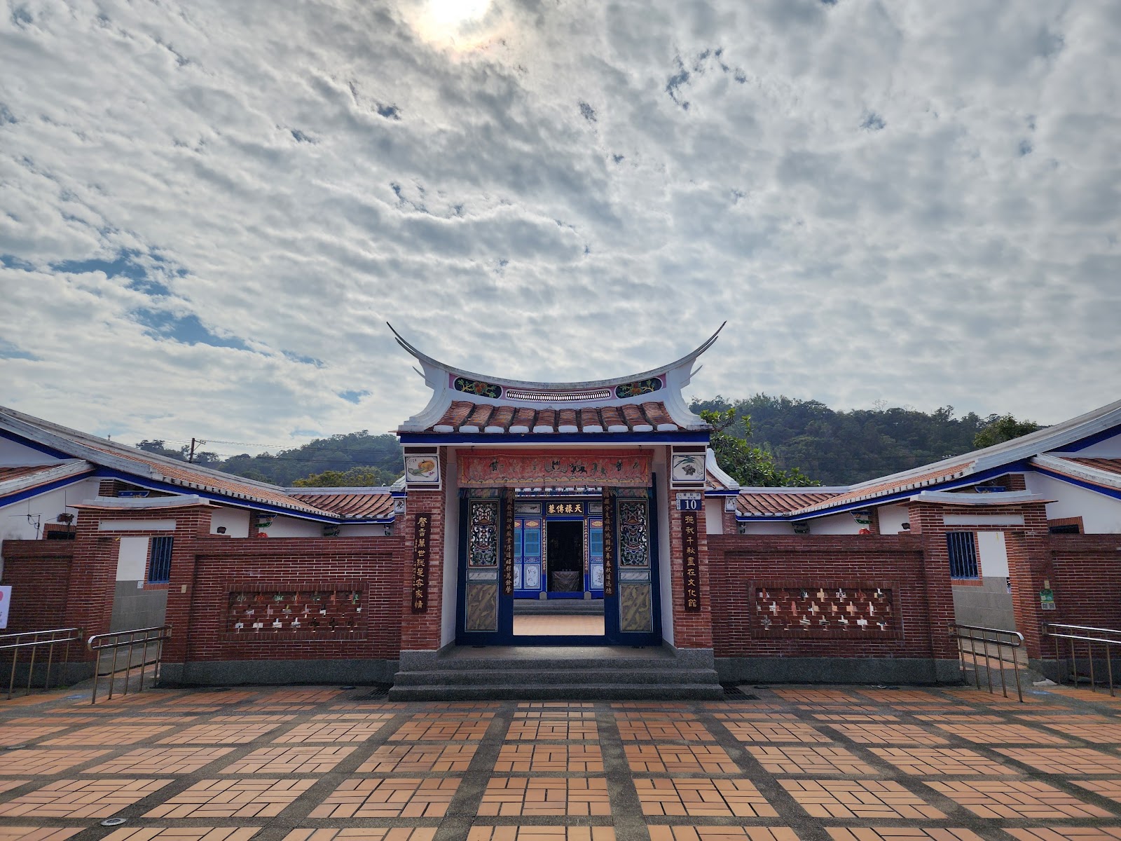 土牛客家文化館主建築正面全景，厚重積雲戲劇性天空，台中石岡景點