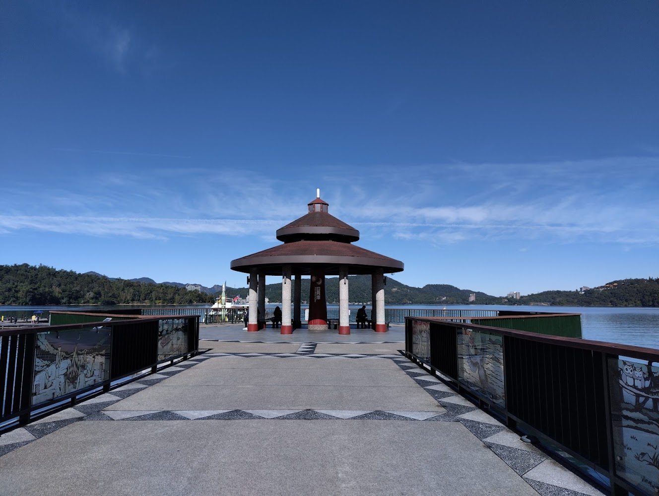 湖邊涼亭與石板步道