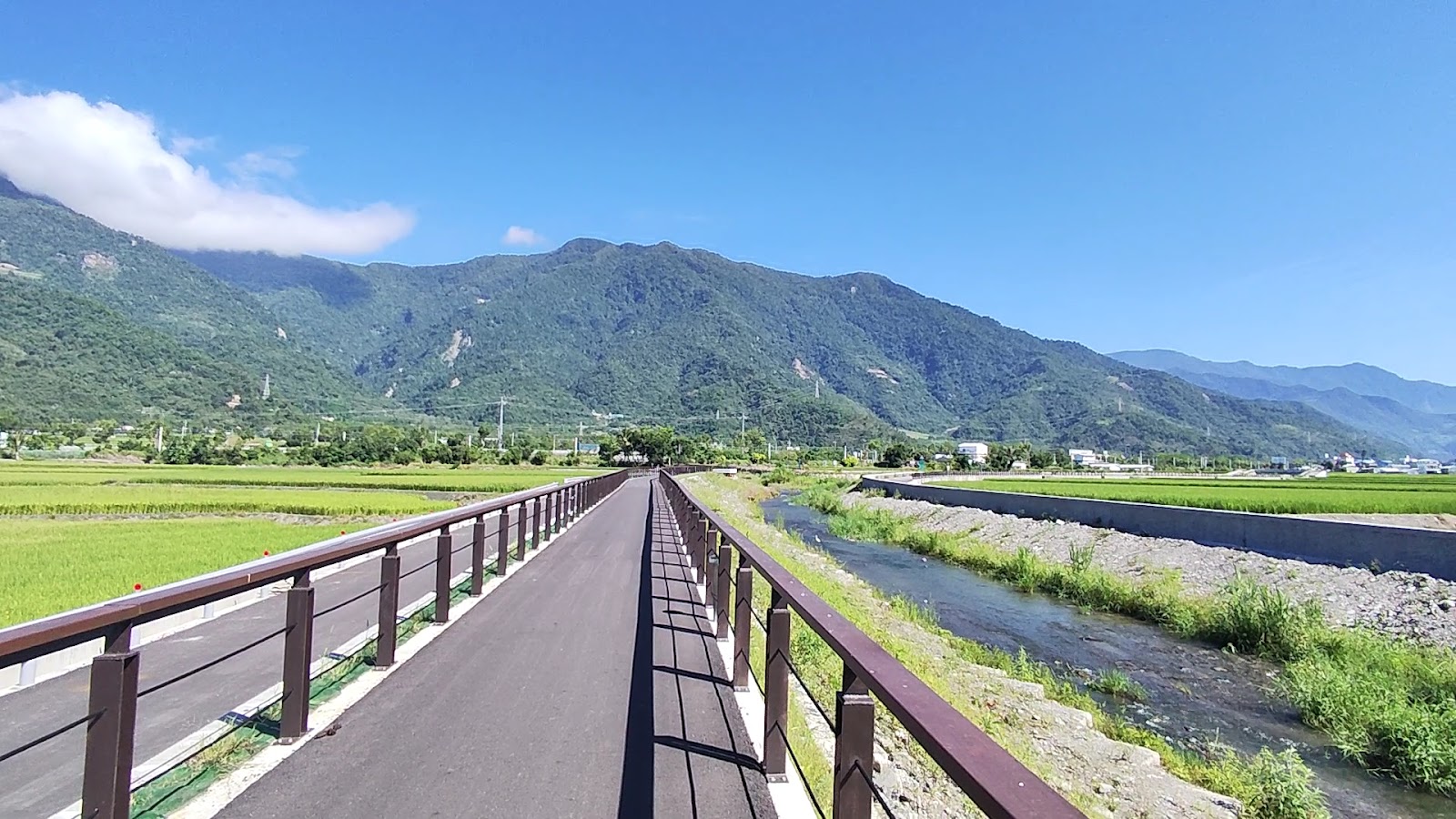 關山環鎮自行車道平坦寬敞的騎行路段